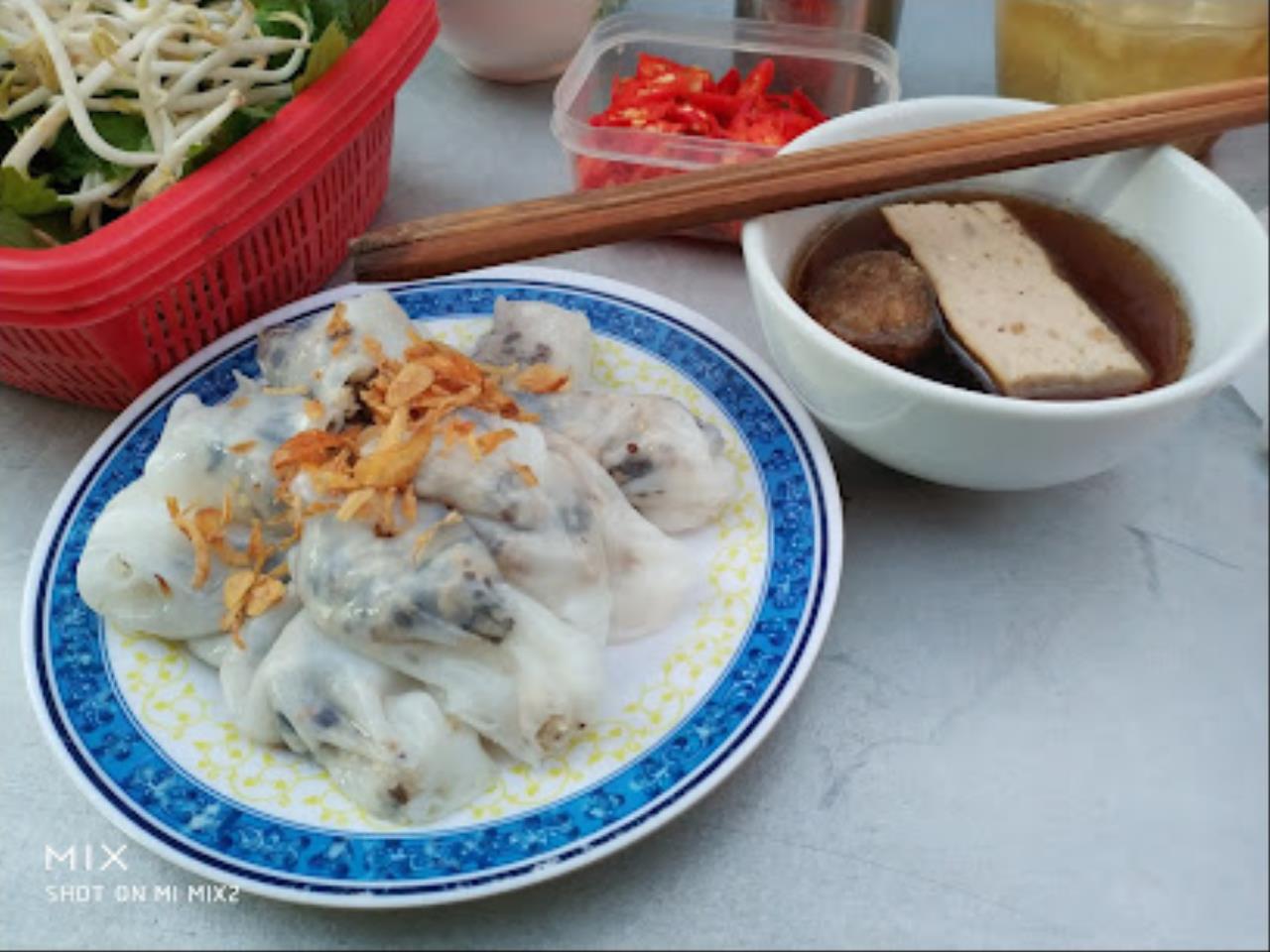 quan-banh-cuon-via-he-cat-cut