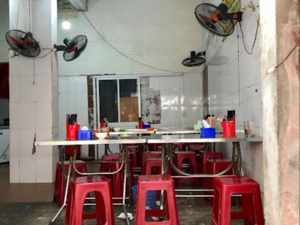 quan-banh-cuon-nong-truong-anh